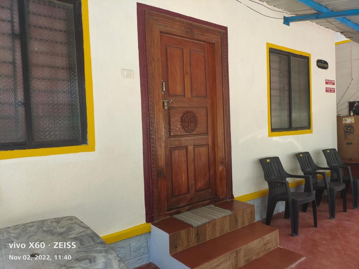 His Grace Sea View Cottages - Private Beach At Malpe Udupi Kültér fotó